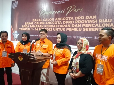 Ketua Partai Buruh Provinsi Riau, Erik Suryadi bersama pengurus usai daftarkan Bacaleg ke KPU (foto/rinai-halloriau)